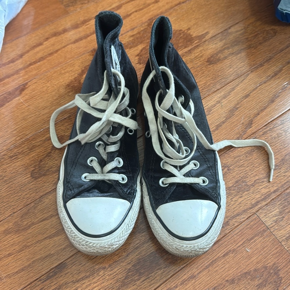 Women’s size 6 converse